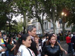 Boris Izaguirre posa con los manifestantes